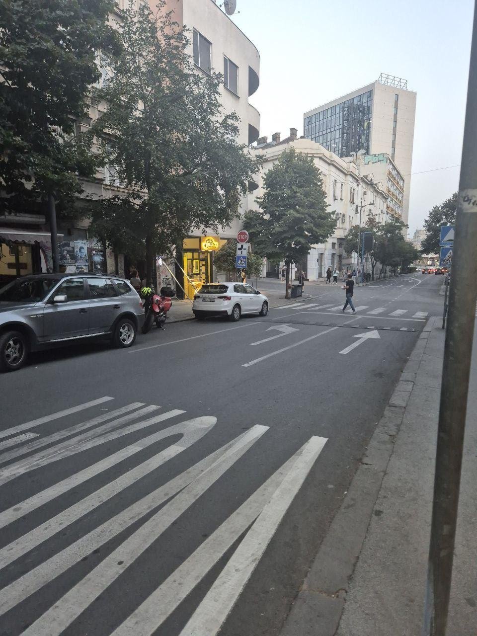 так сказать, очень хрестоматийно. здесь три полосы. две в одну сторону (правая и средняя), одна в другую. угадайте, где кто едет