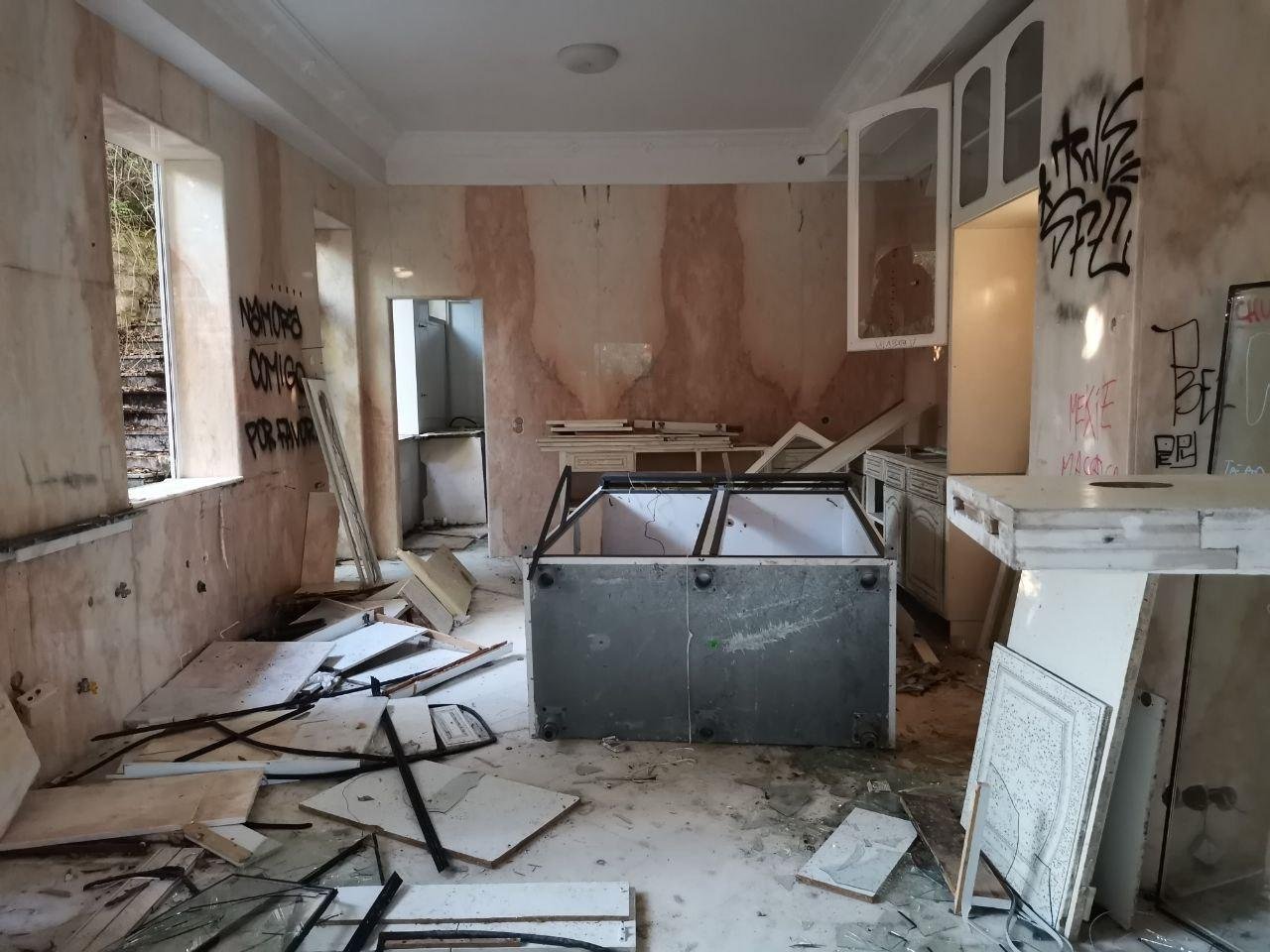 А это то, что осталось от кухни...