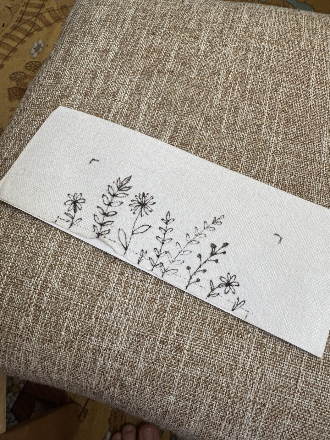 Рисунок на флизелине: потом он менялся прямо по хожу вышивки. Чернила стирал утюгом (только между утюгом и вышивкой положите какую-нибудь ткань, чтобы флизелин не поплавился)