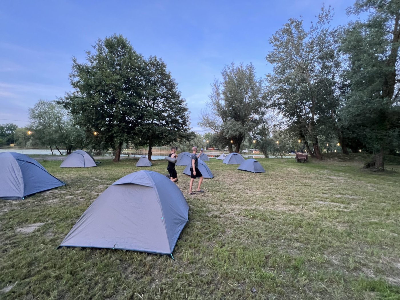 Ребята расставляют палаточный лагерь, руководствуясь каким-то приложением, которое показывает где будет завтра вставать солнце в 6 утра, чтобы максимально расставить всё в тени