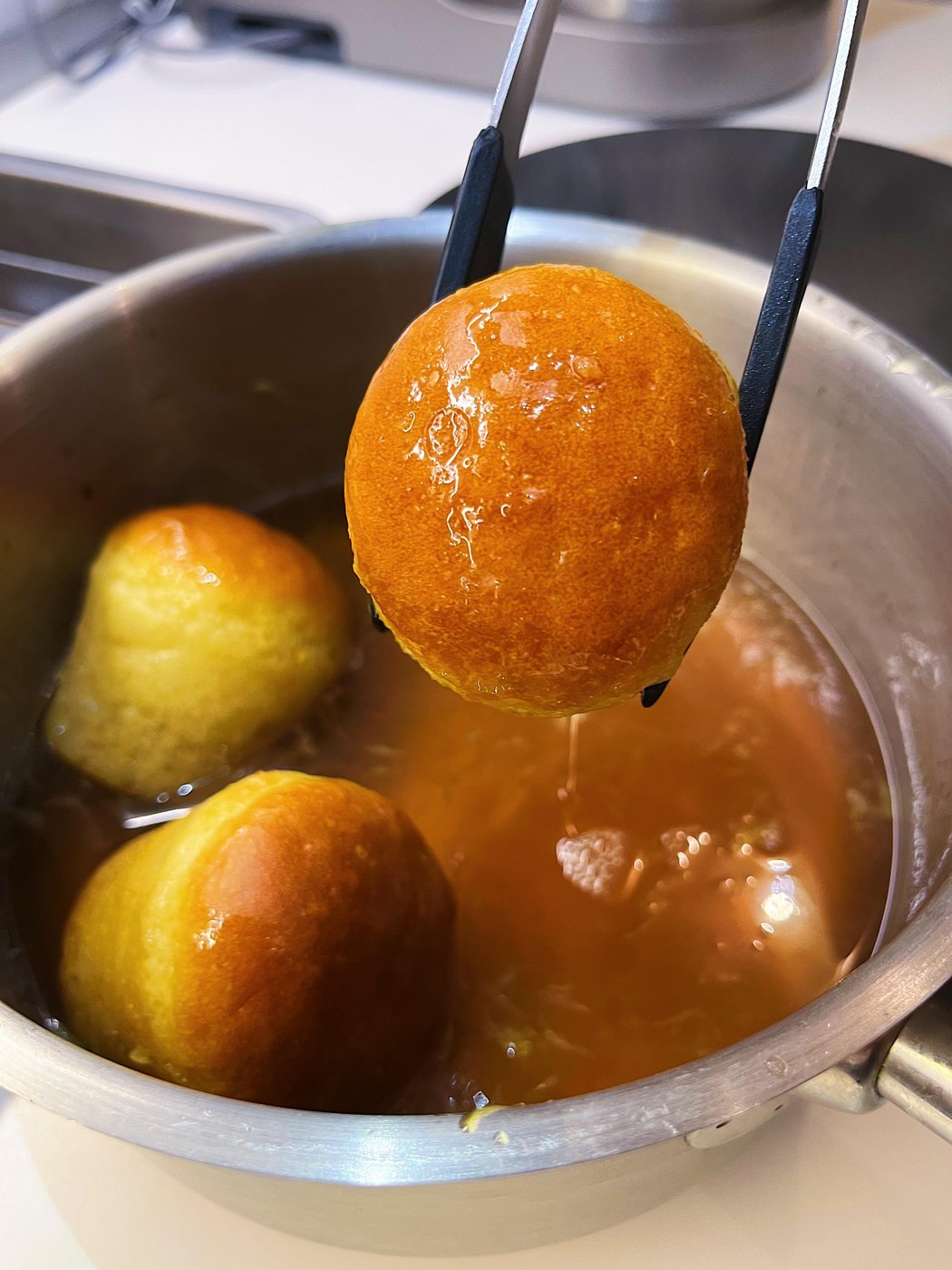 Не бойтесь их прижимать. Тесто стойкое, не развалится