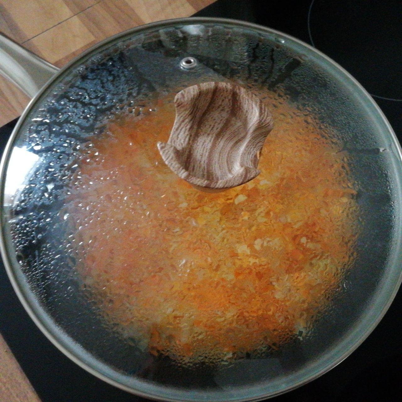 👨‍🍳На крышке конденсируется вода, её желательно аккуратно стряхивать не в сковородку с овощами, а в мойку.