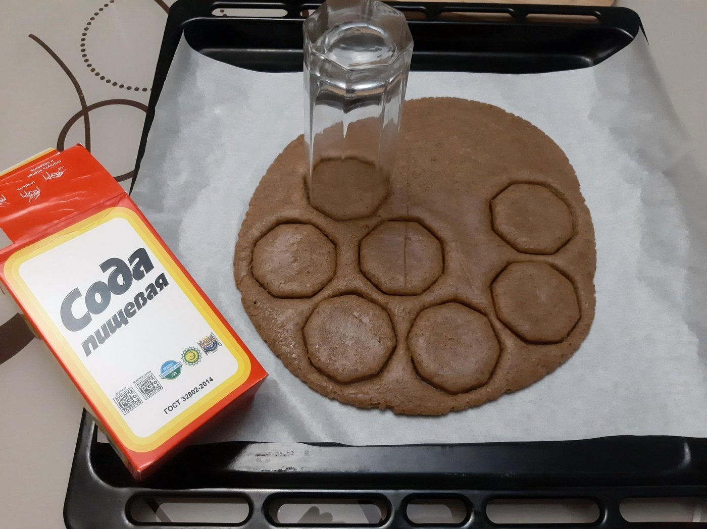 Режем-режем-вырезаем; пачка соды для масштаба