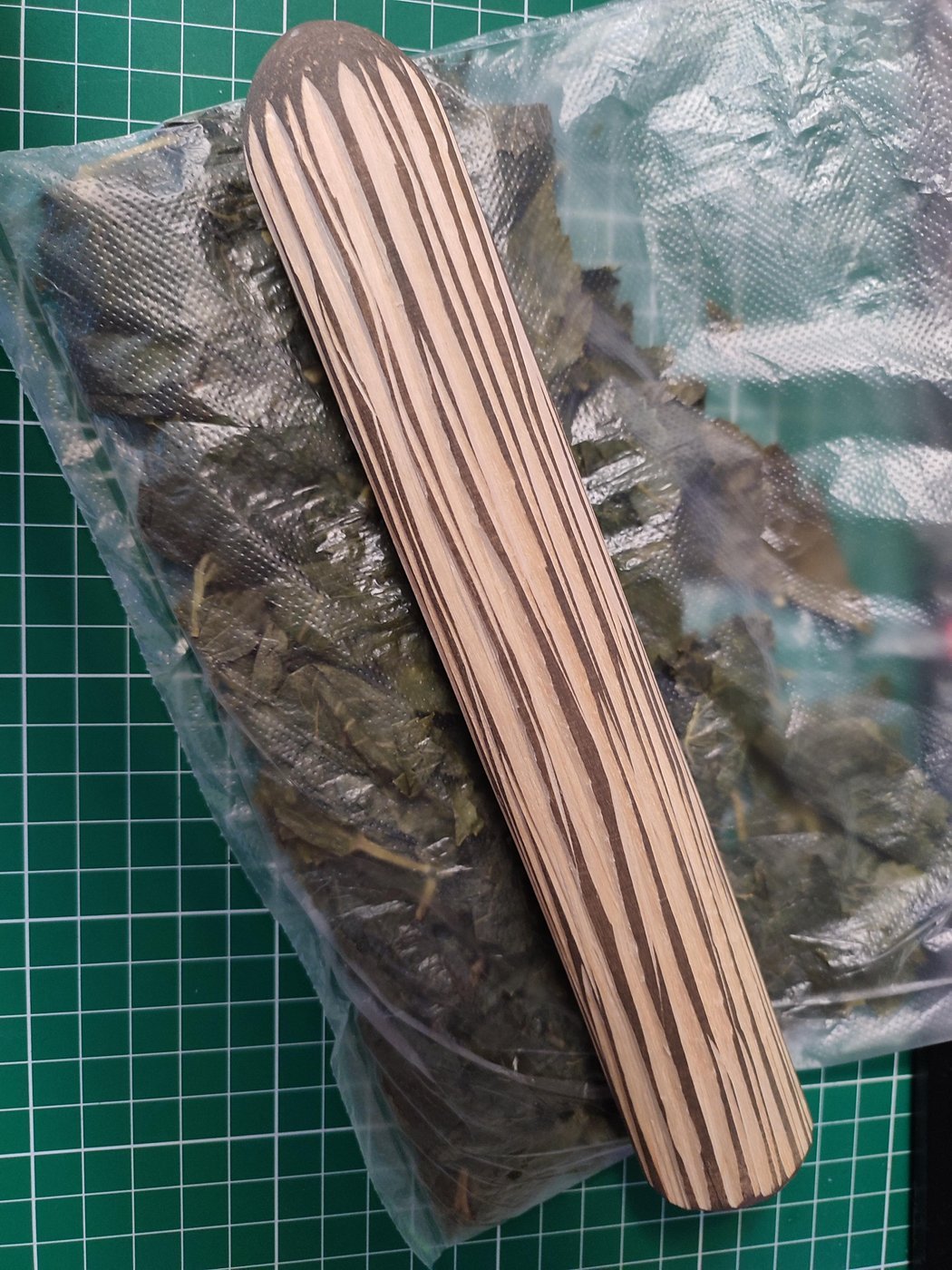  Ладно, это обрезок черенка от лопаты в котором я вырезал бороздки, а не скалка