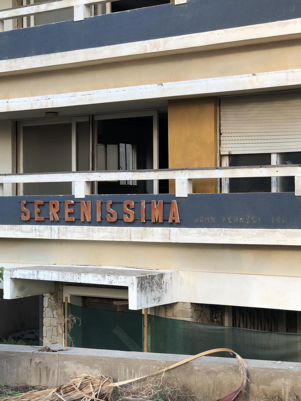 потертая надпись говорит о том, что раньше эта улица носила имя Джона Фицджеральда Кеннеди