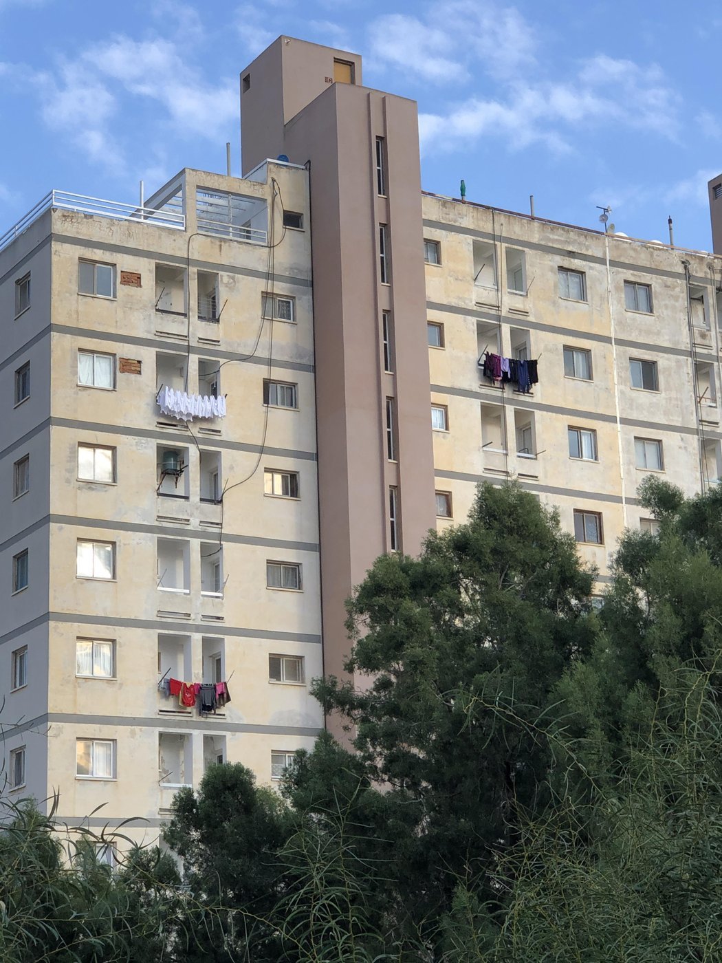 я так и не понял, висит ли это белье с 70-х или здесь на самом деле кто-то поселился