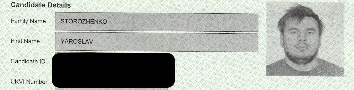 Круглолицый славянский Ванька заводит трактор