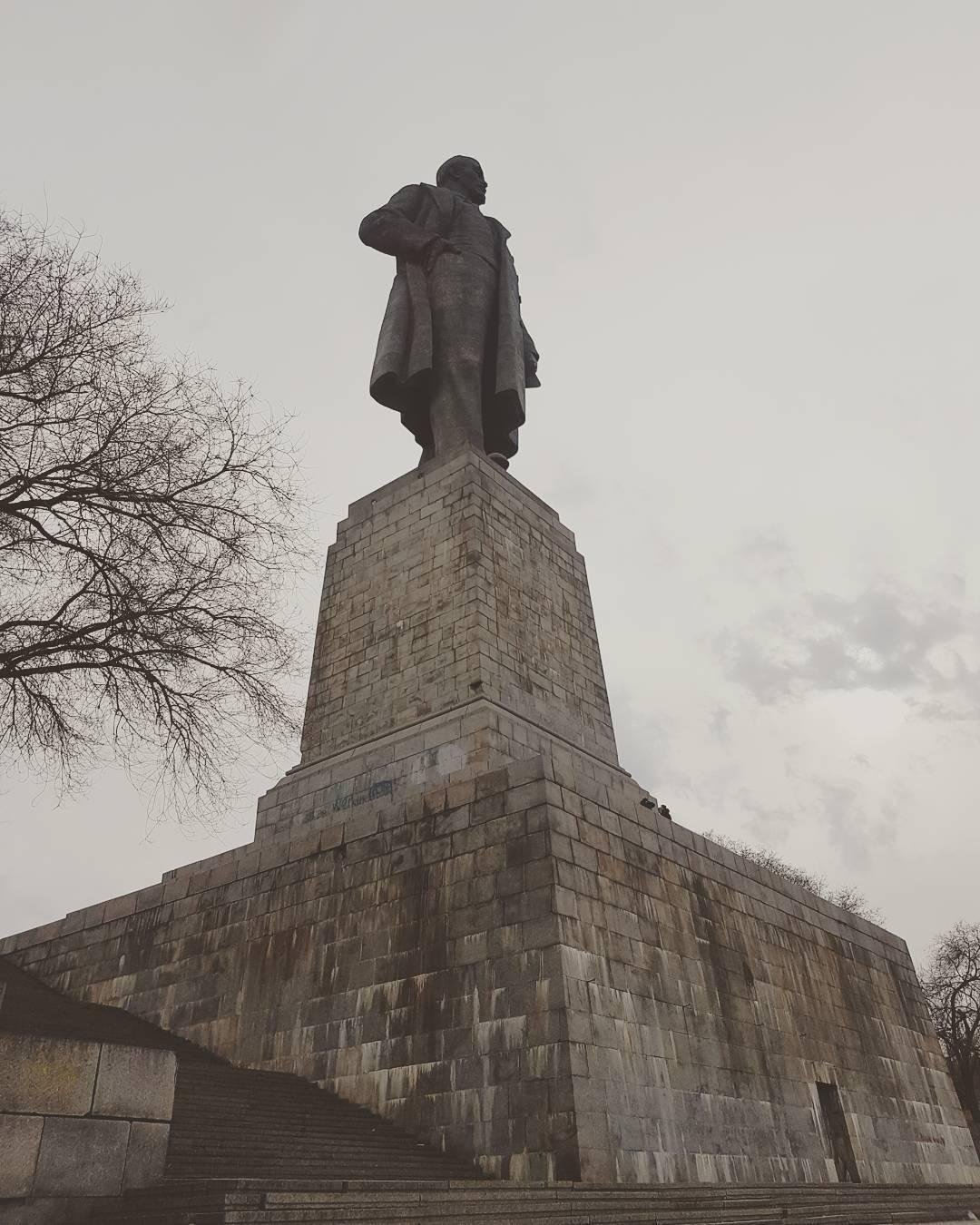 Ленин, внизу если присмотреться можно увидеть людей