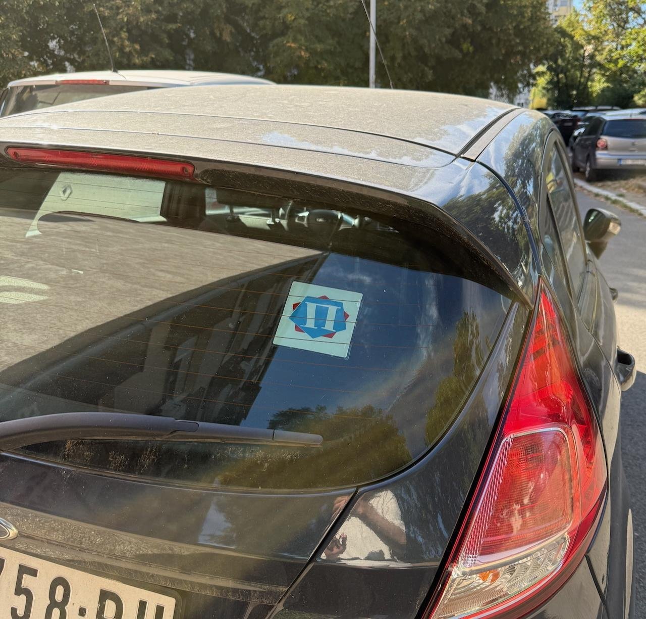 С такой наклейкой на лобовом и заднем стекле придётся ездить два года, пока действуют пробные права.