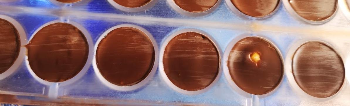 Вот так орех с фото выше не закрылся, бракованная конфета :), лишнюю начинку убрал