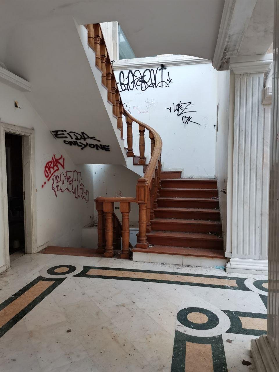 Наверх или вниз? Вниз, но сперва заглянем в комнату слева от лестницы