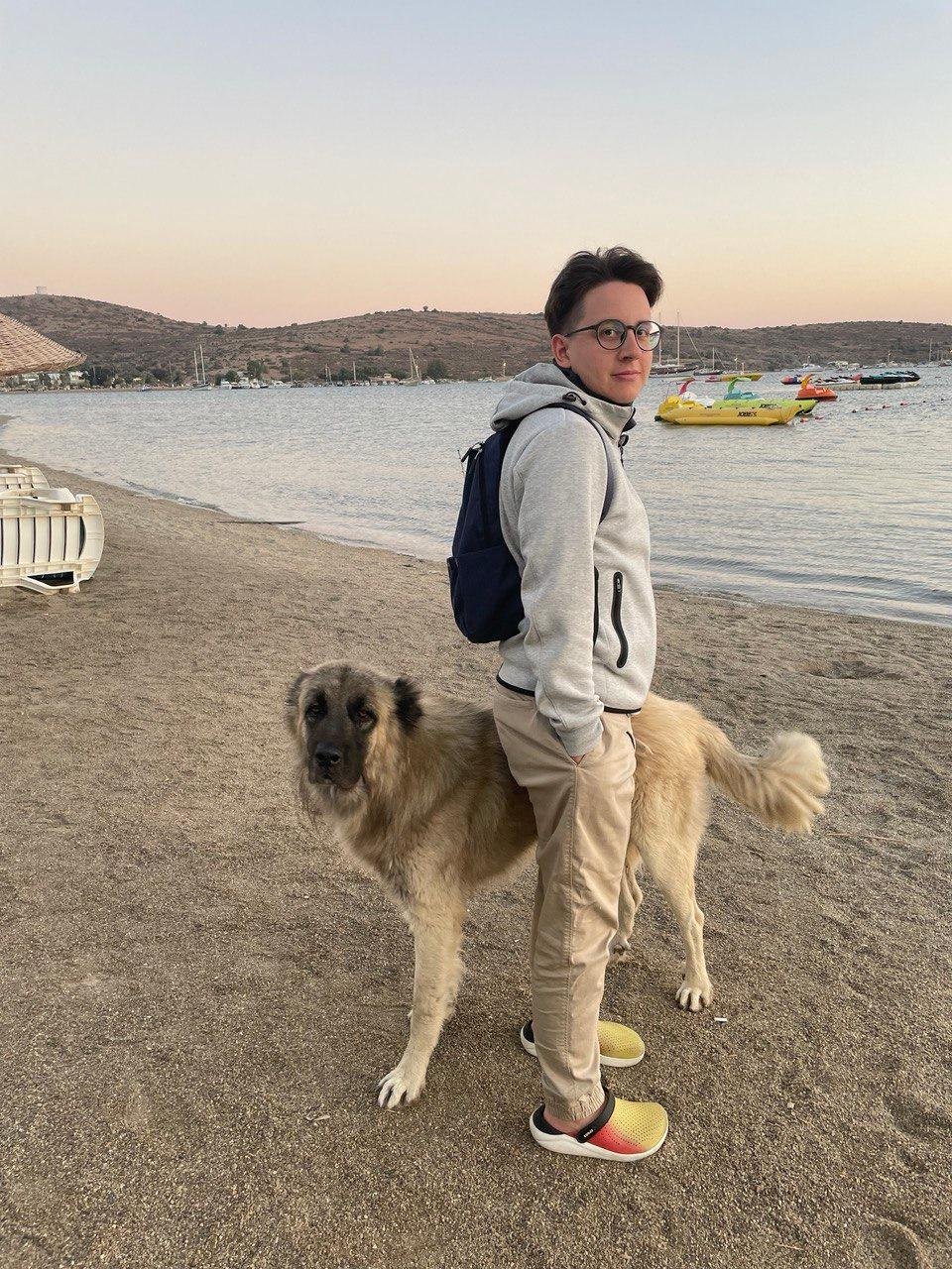 Я думаю, меня за глаза называют «тот чувак в серой толстовке»