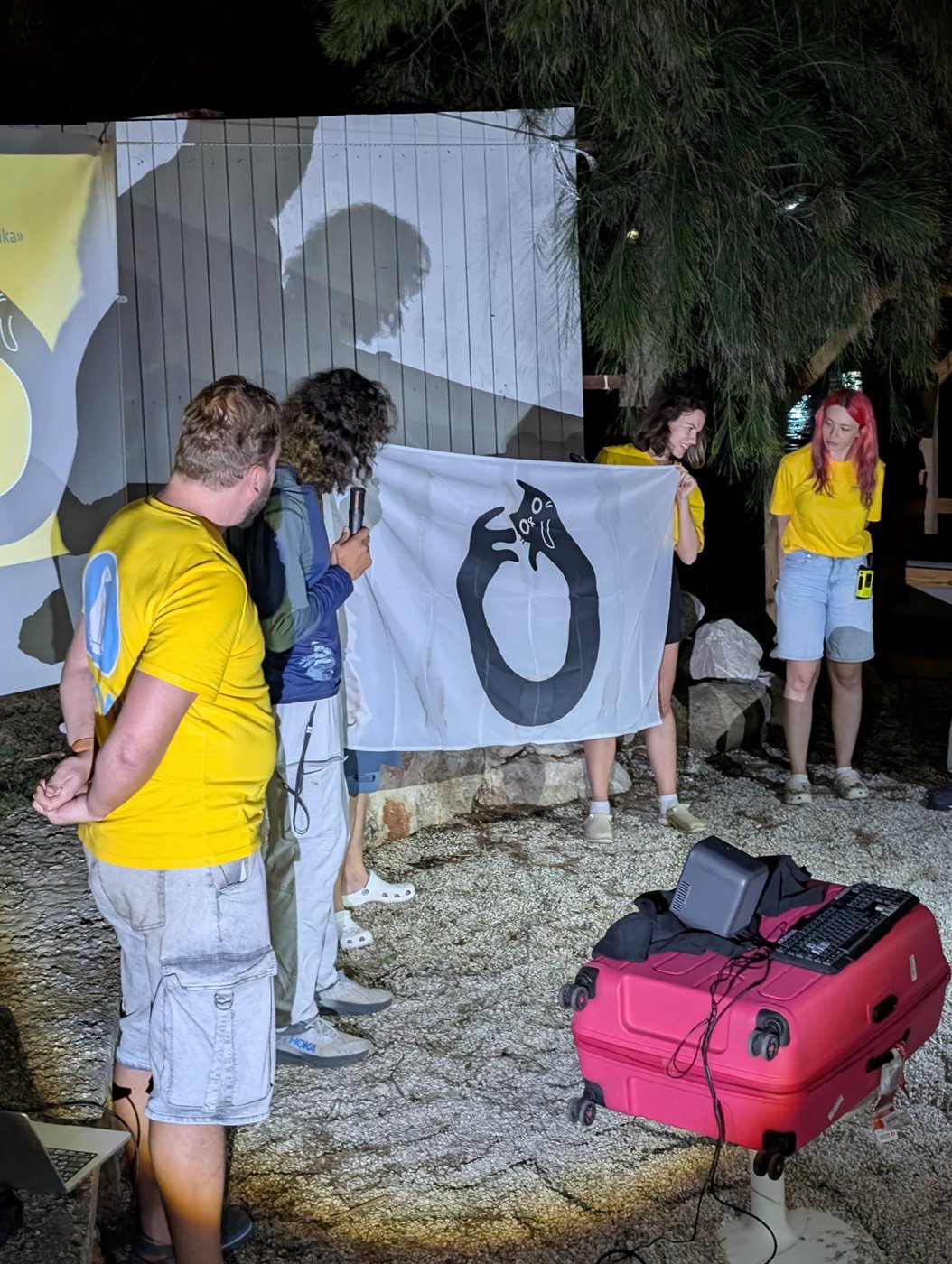 Юра забирает флаг команды, который он теперь сделал своим капитанским :)