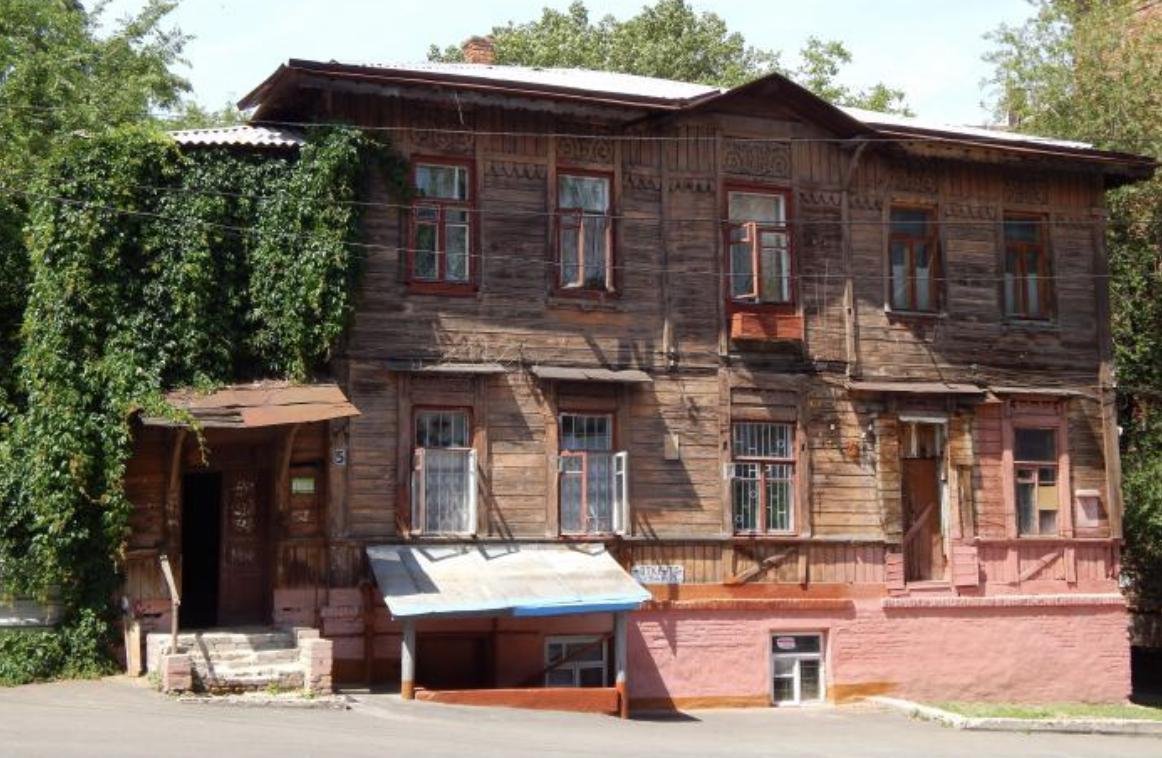 Единственное сохранившееся деревянное здание XIX века на Крутогорном спуске