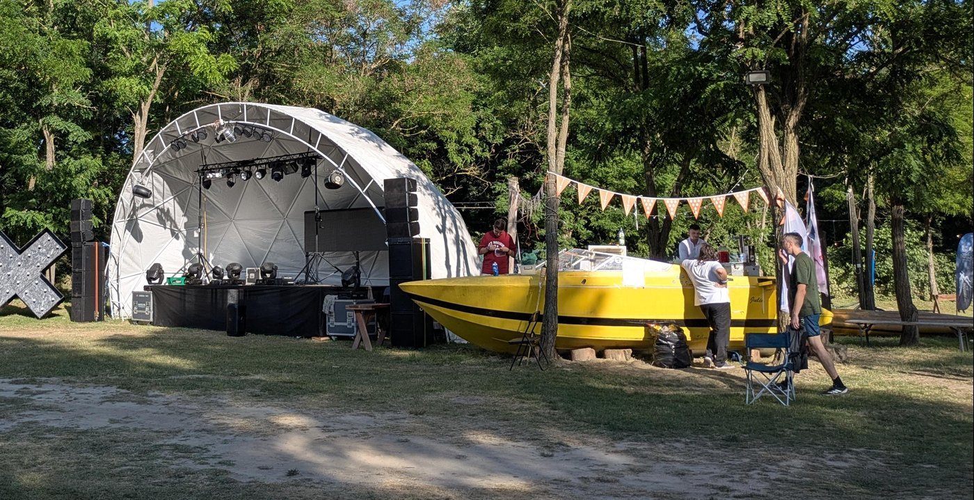 Влад весь квест (как и весь кэмп) стоял на баре, а я подходил к нему за инкассацией — внутриигровой валюты было не так уж много