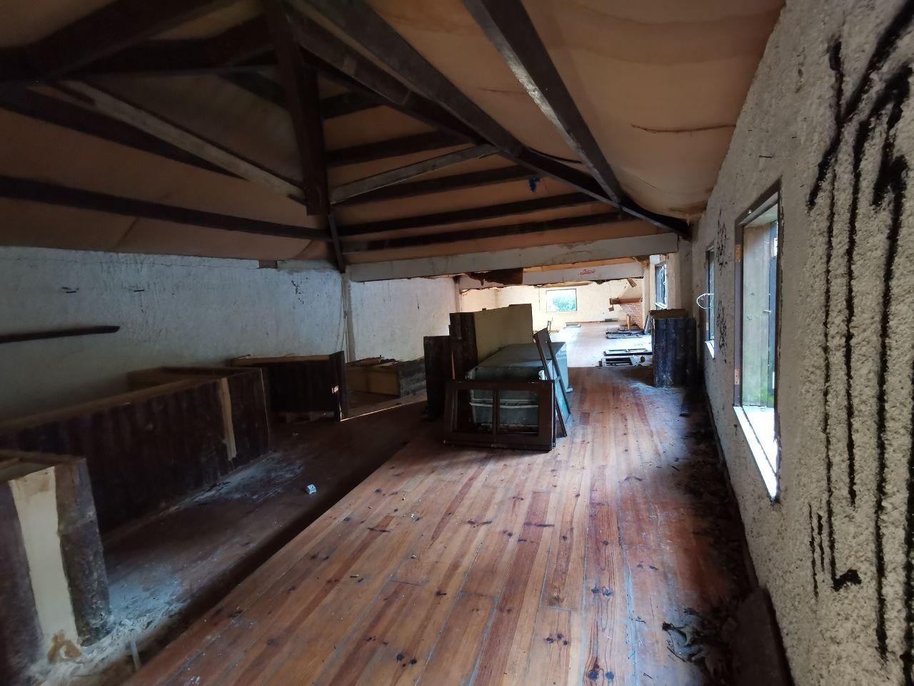 Внутри когда-то была кухня и остался камин