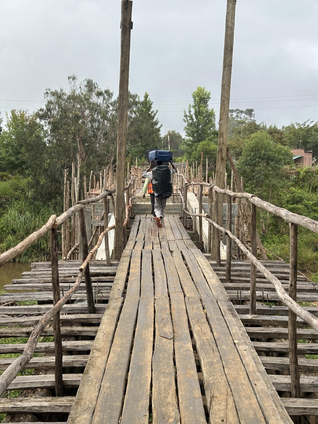 Деревянный мост на входе в отель