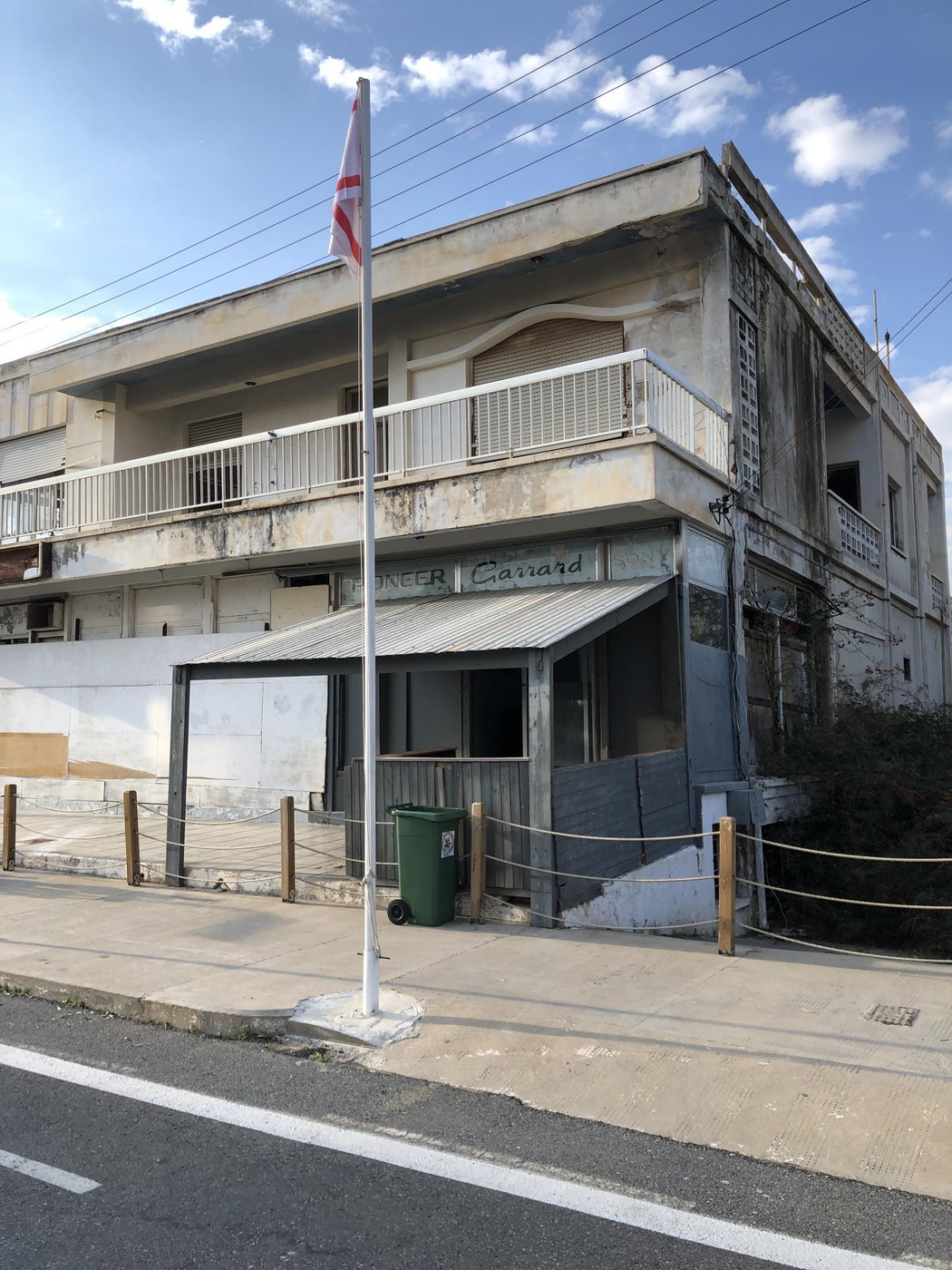 раньше в этом доме можно было купить виниловые проигрыватели и радиоприемники, а теперь тут торчит флаг никем не признанной республики