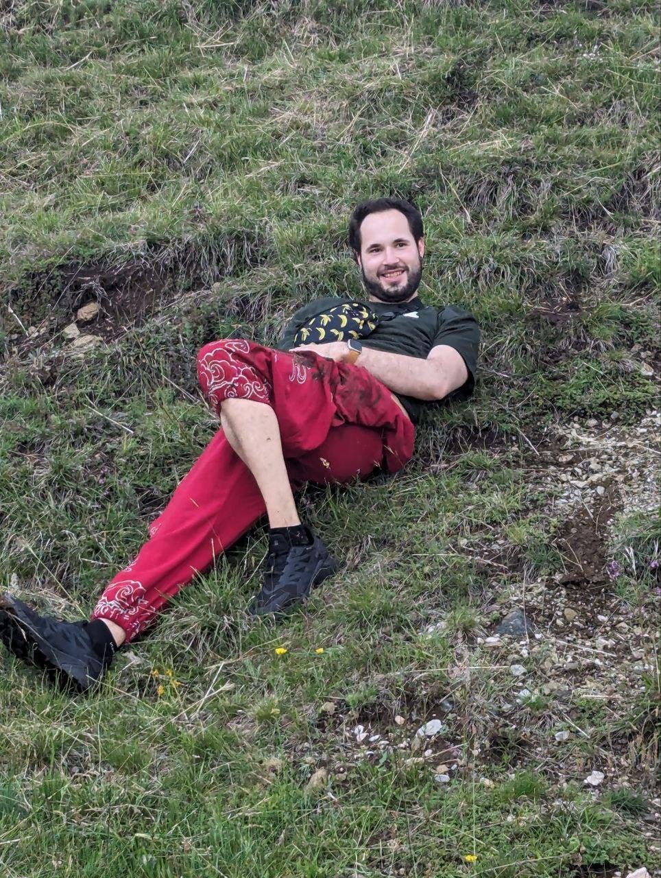 В первый день прошел дождик, потому мы объявили внеочередной конкурс — 50-й человек, который поскользнётся и ёбнется с горы, получит подарок. Вот победитель :)