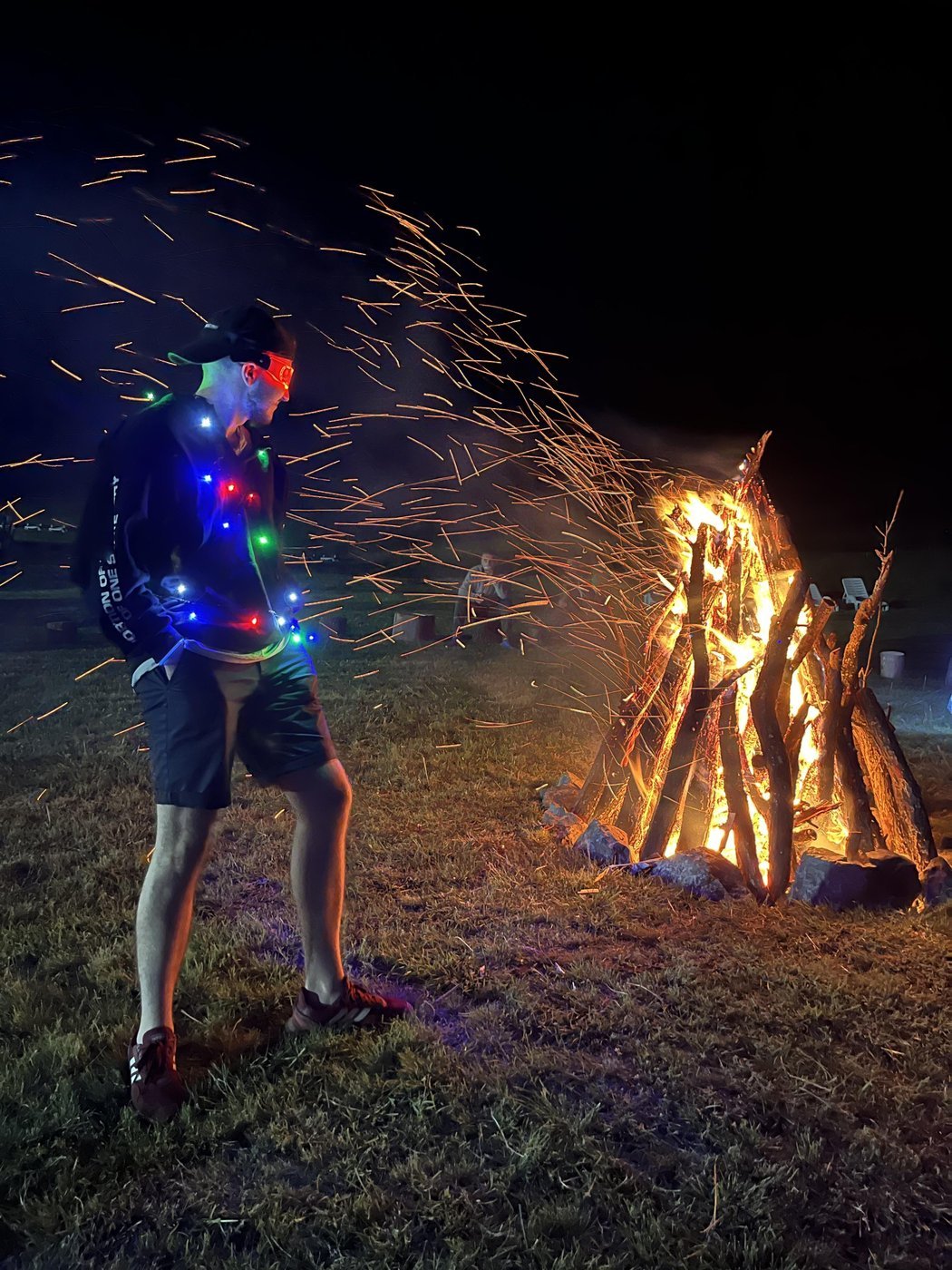 Комбинация костров и неоновых лент, мне кажется, охуенная