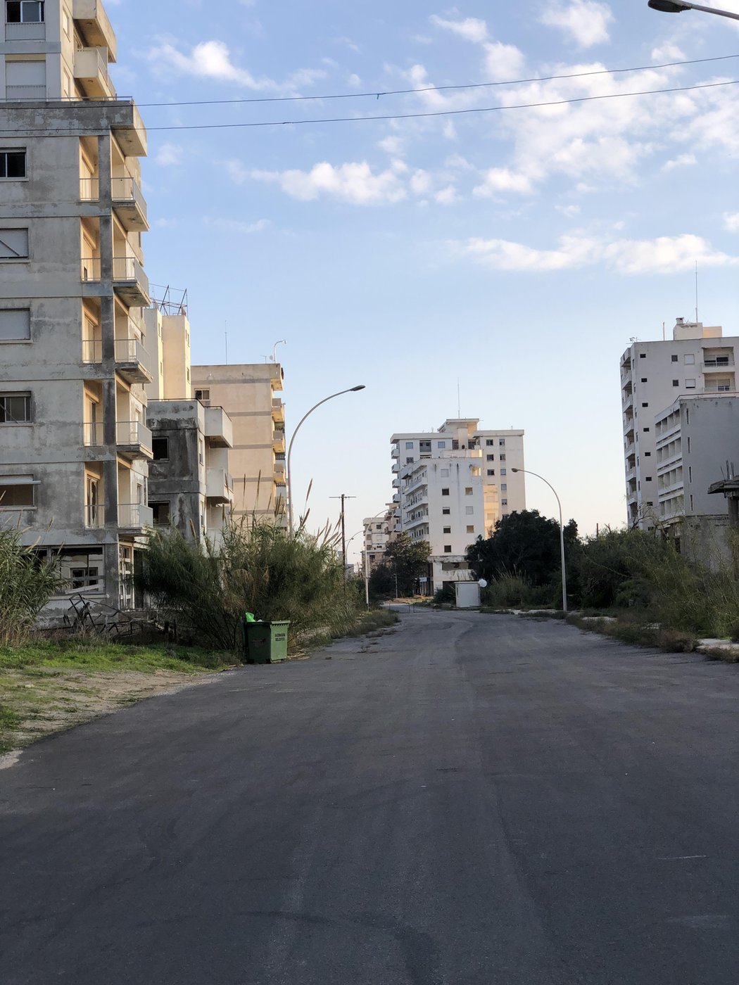 доехав по карте до половины города, натыкаешься на забор и местных людей в форме – дальше проход закрыт; таким образом закрыта добрая половина города, не очень понятно какие секретные объекты там можно охранять