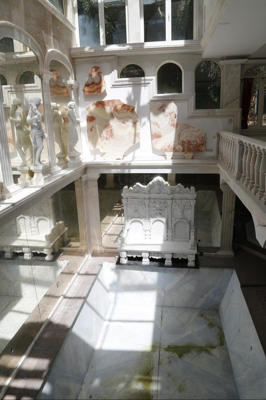 И вид на бассейн из прошлого (2019)