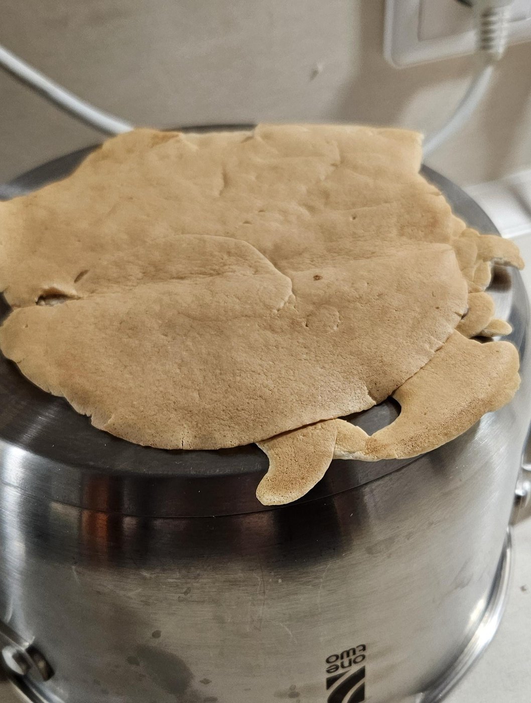 Много посуды не требуется. Нет плоской тарелки? Подойдёт дно кастрюли