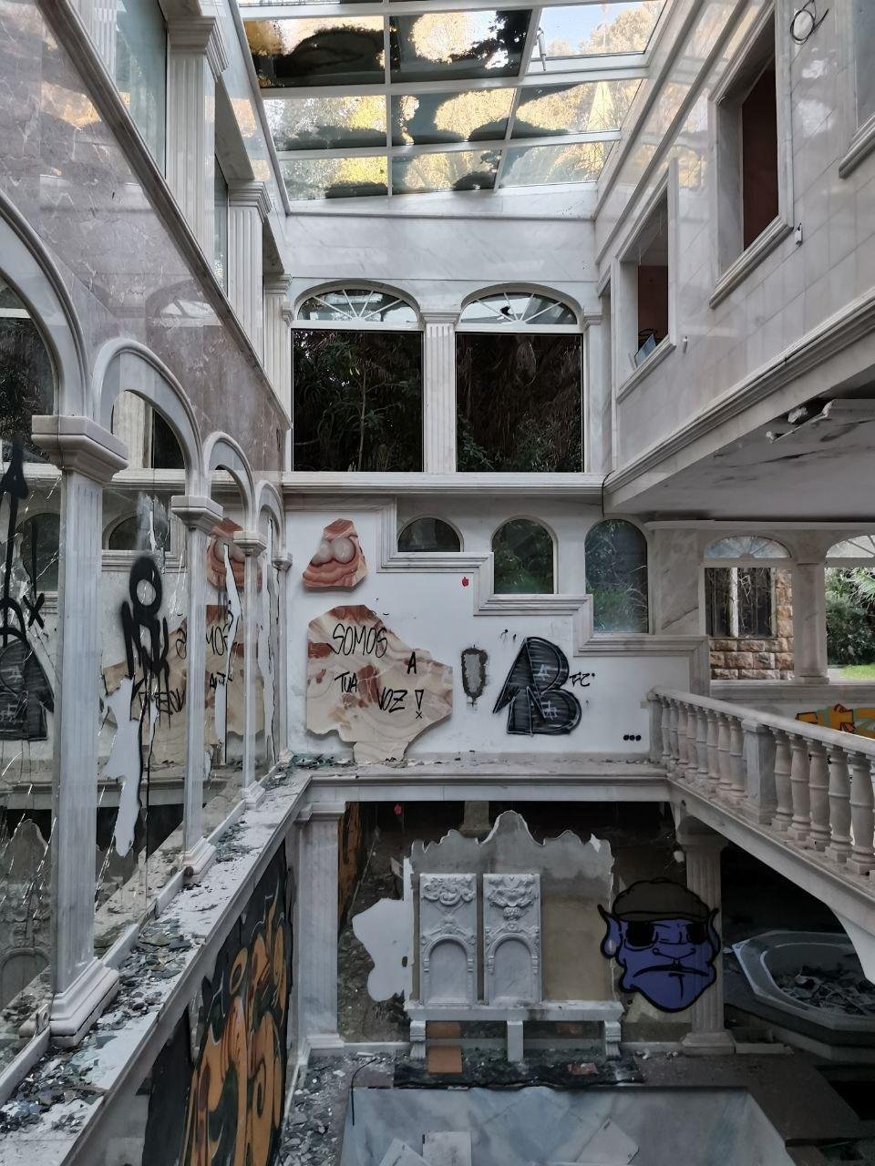 И кто-то же ходил по этим карнизам, чтобы оставить на стенах и зеркалах заказюльки