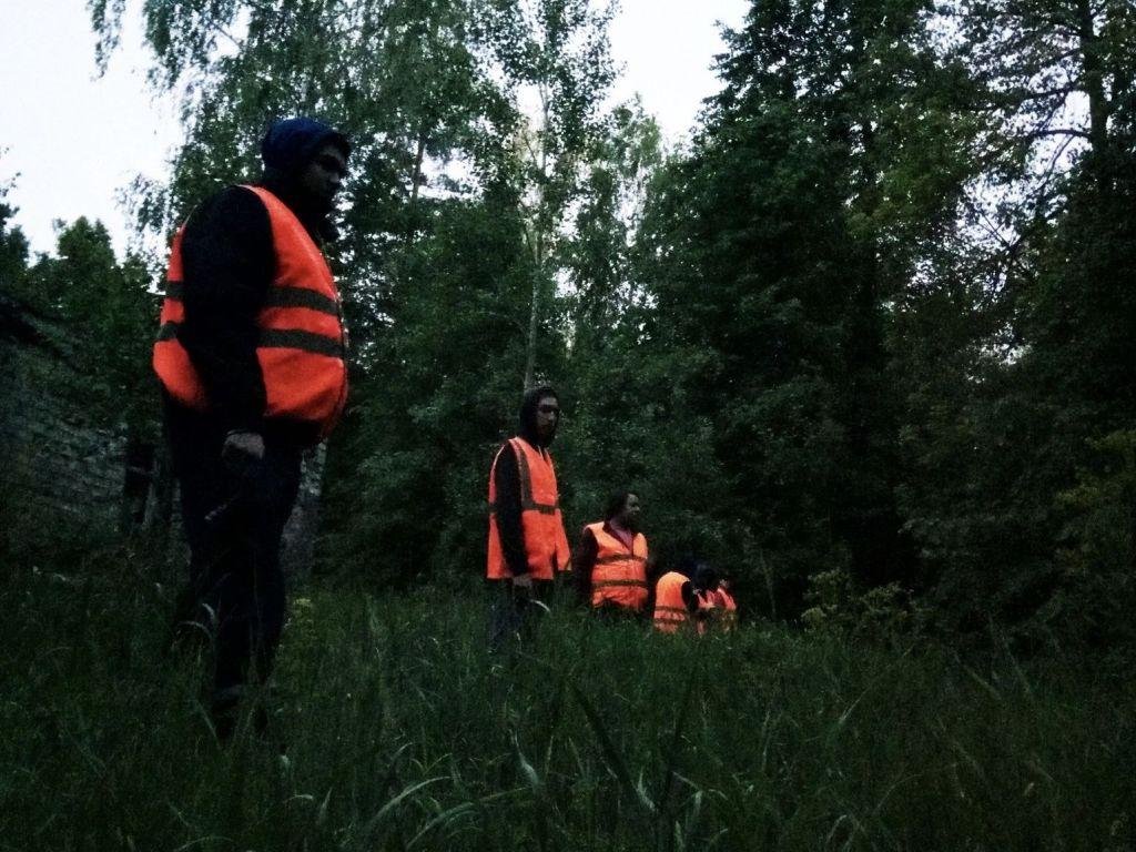 Построение батареи перед учебным поиском. Прочёсывать ночью в темноте и сумерках небезопасно и не очень осмысленно, зато тут наглядно видно, насколько полезны флуоресцентные цвета в одежде