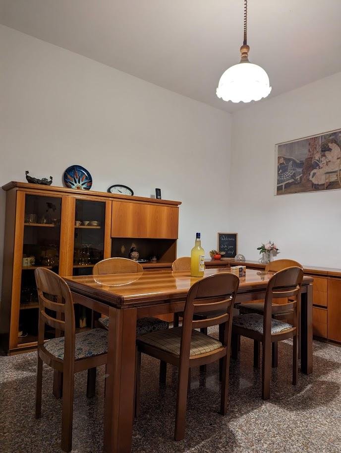 Было кайфово, что столовая отдельно от кухни, при этом имелся ещё и зал и две огромной спальни