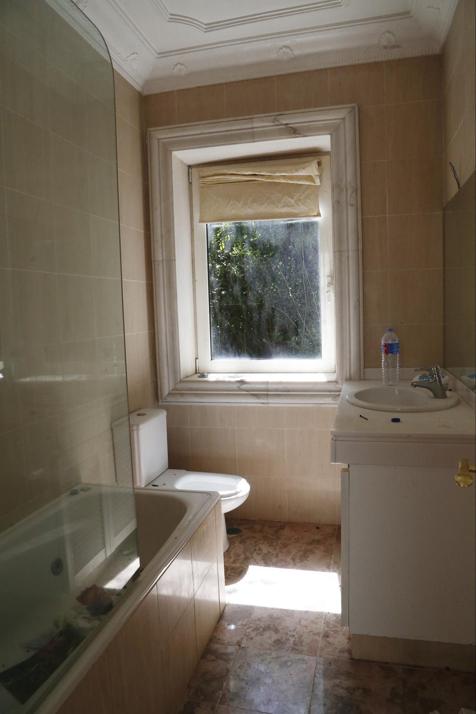 Обратите внимание, что внутреннее обрамление окна тоже каменное (2019 год)