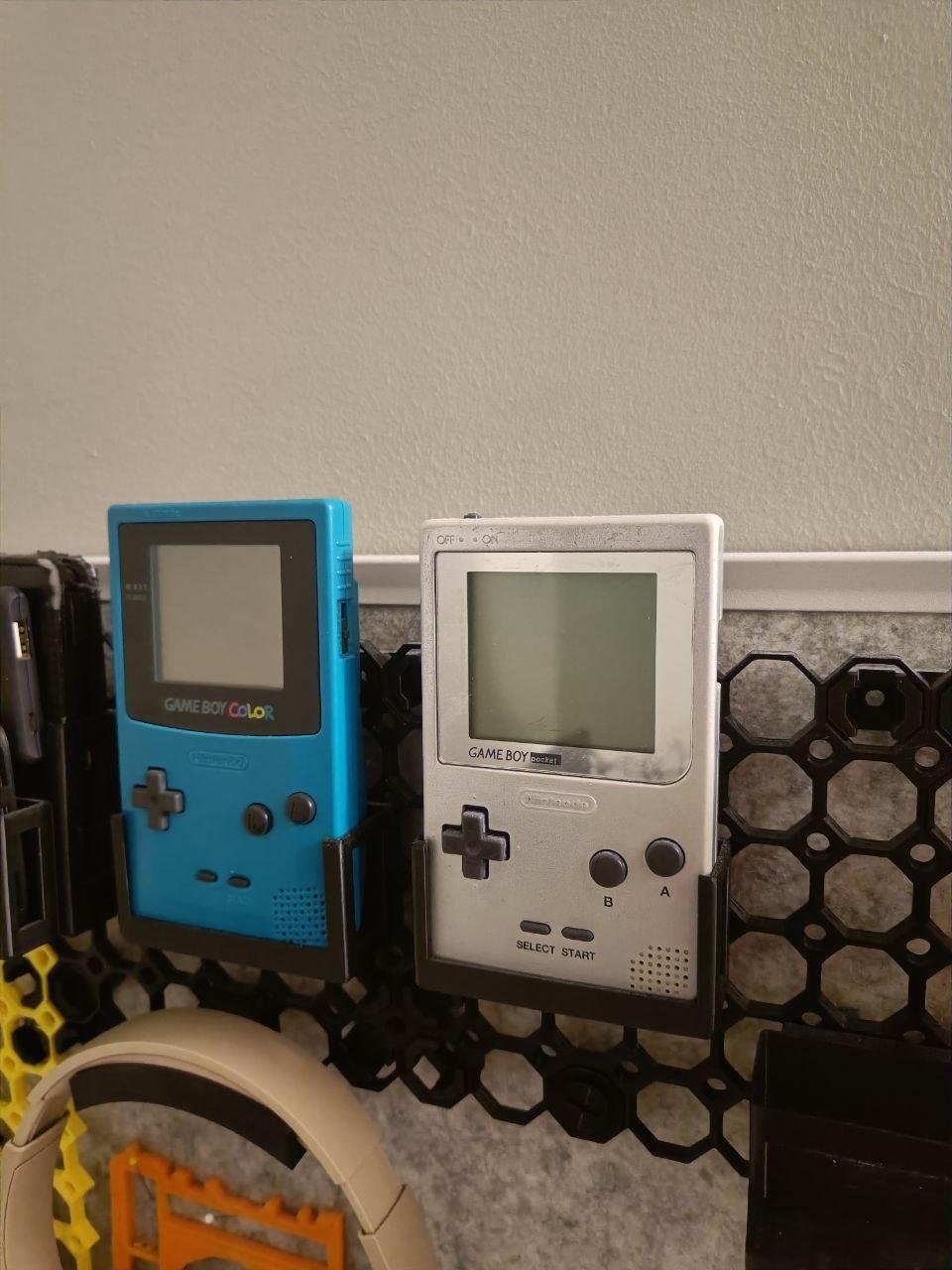 GB Color и GB Pocket (явно требует подсветки экрана)