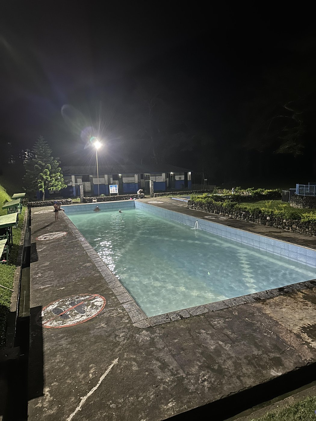 Бассейн с водой из термальных источников