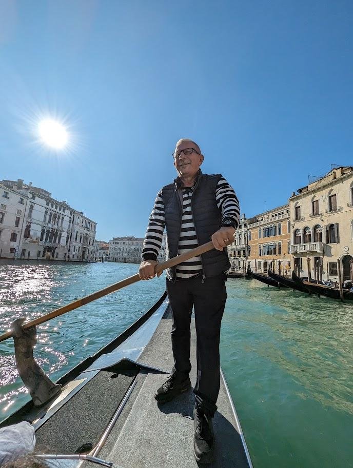 Кстати, на гондолах по половине людей заметно, что им не комфортно, страшно и паника внутри из-за раскачивания лодки