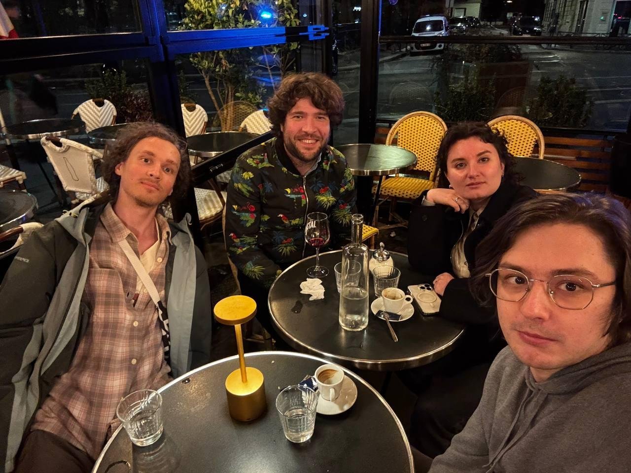 Вадика (второй слева) в нашей команде мало кто видел не то что вживую, а даже на вебке...