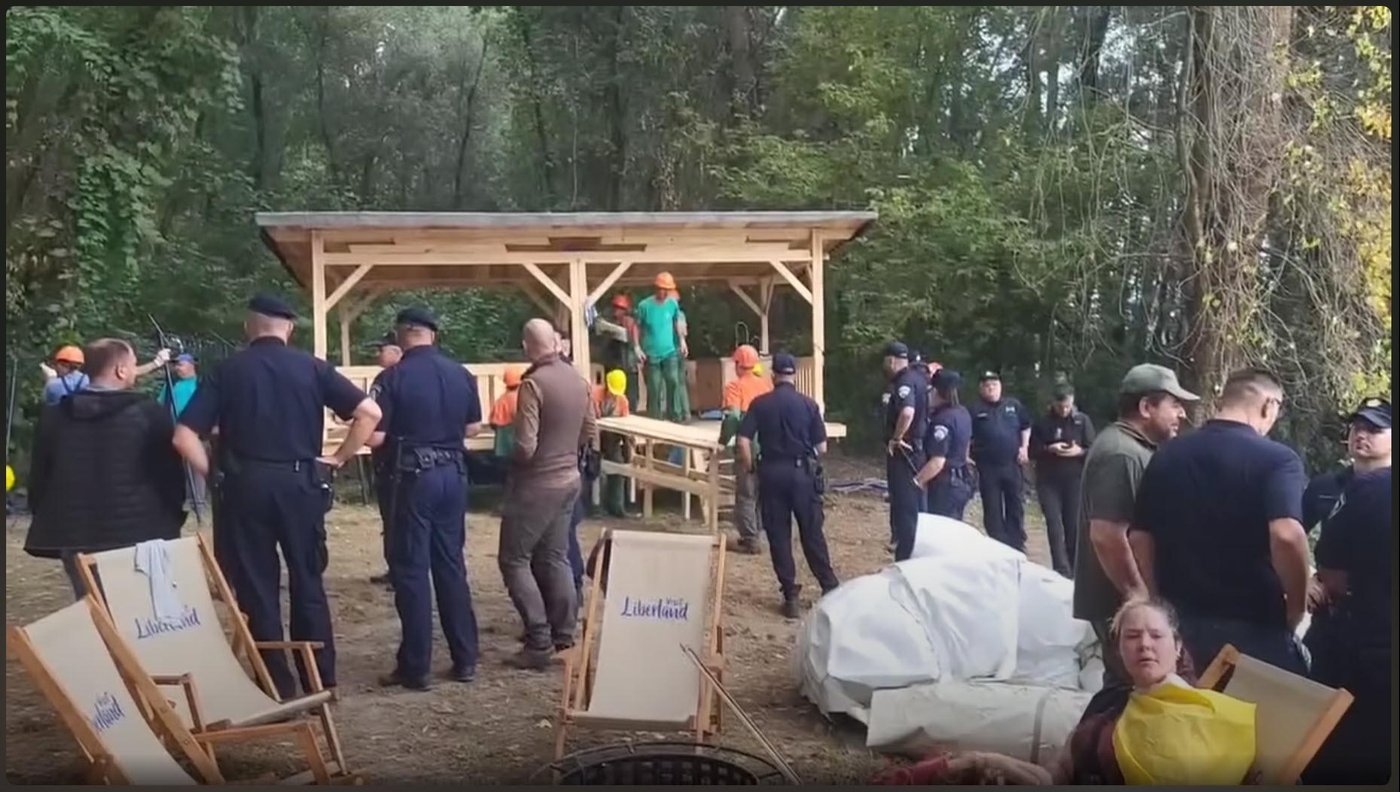 Хорватские полицейские и егеря уничтожают недостроенные здания в Либерленде, 21 сентября 2023 года