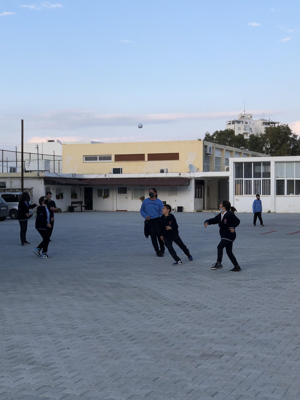 рядом с мертвым городом расположена школа, во дворе которой дети играют в местный аналог сифы – в масках и на социальной дистанции; welcome to 2020s!