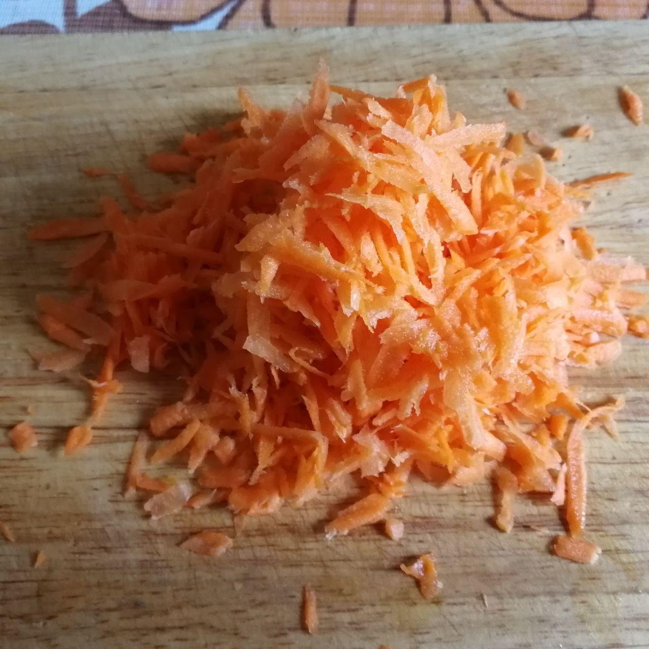 Трём морковь на крупной тёрке