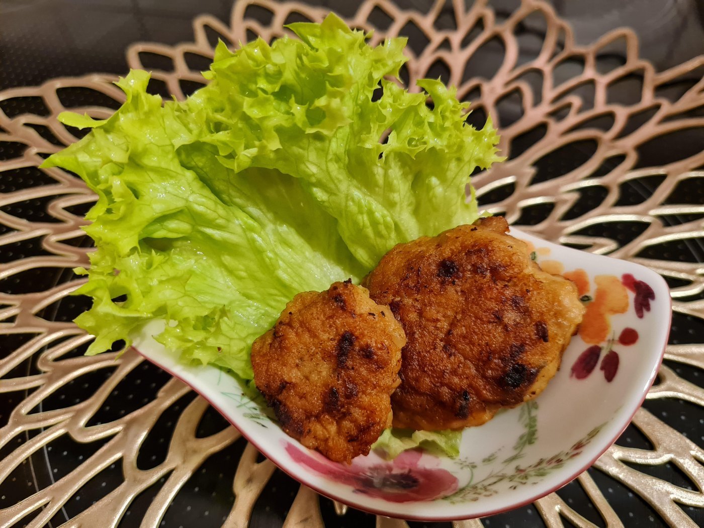 Вкуснотища после ужина с листочком салата