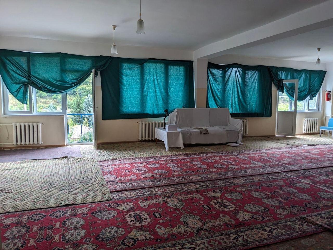 Уже убранный зал для медитации