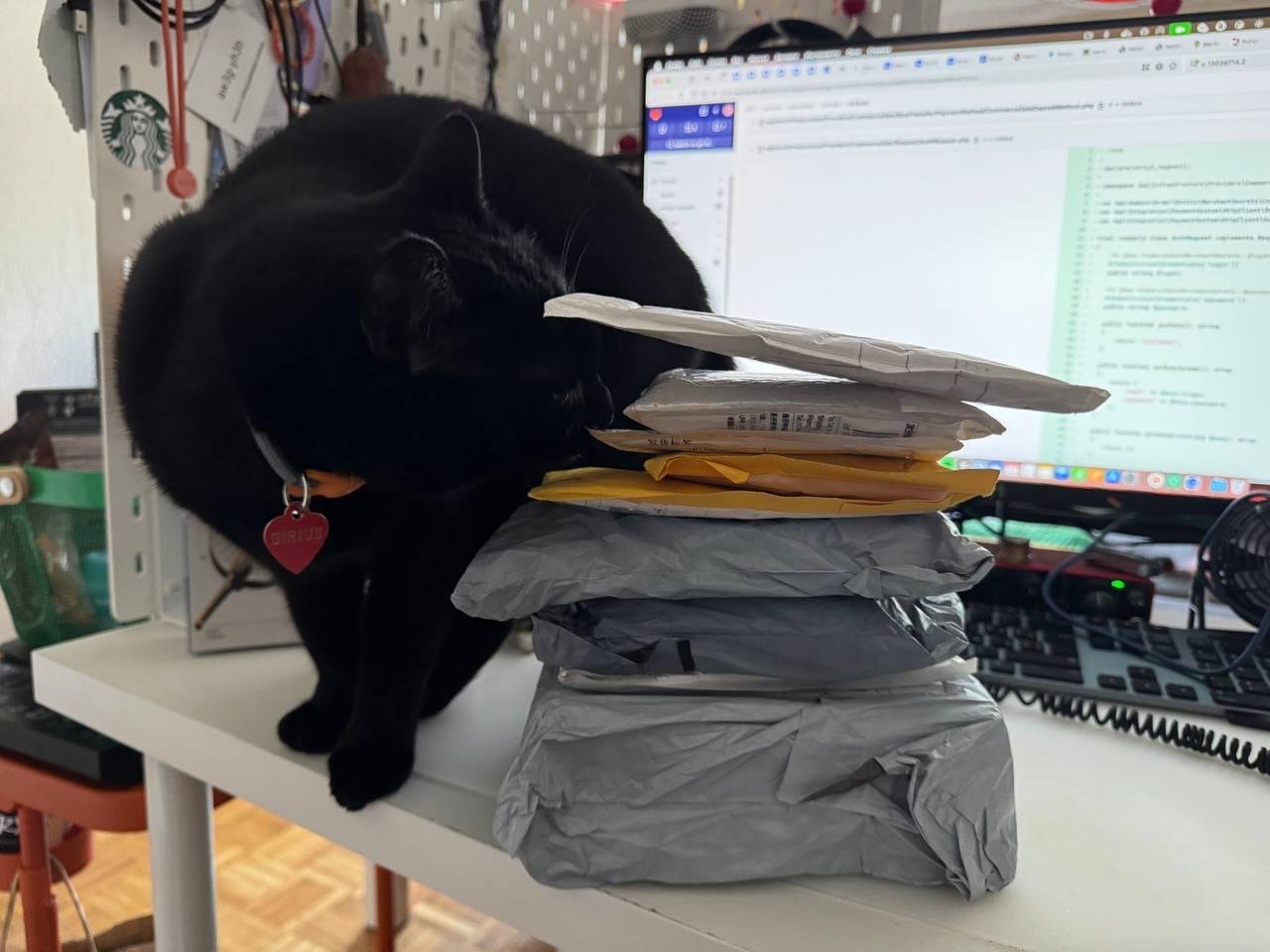 Главный инспектор оценивает прибывшие товары