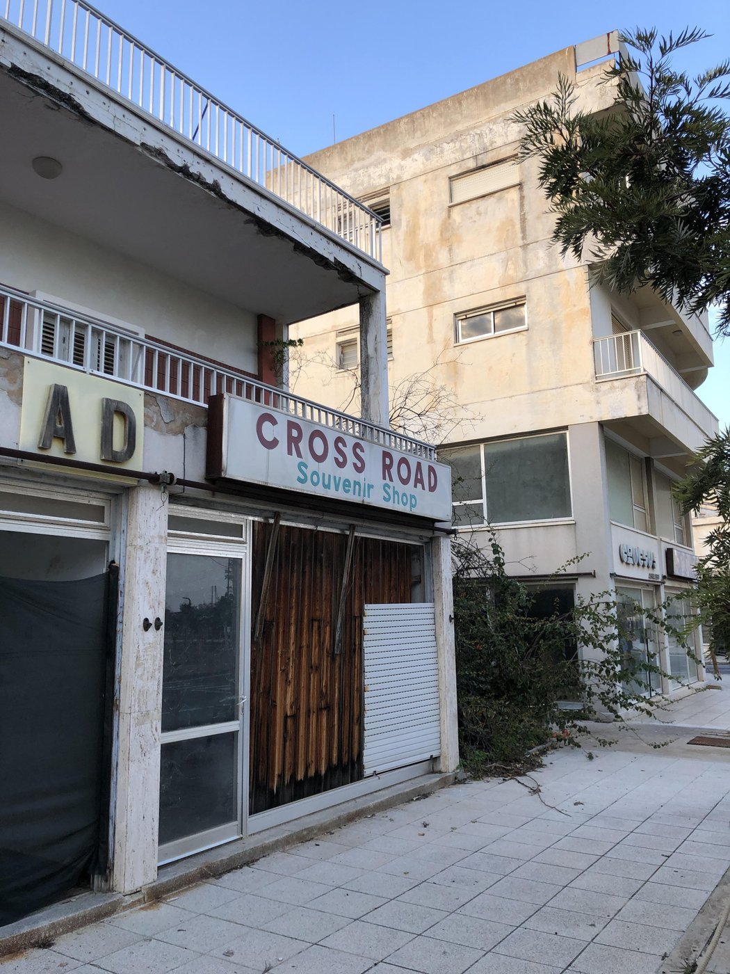 магазин сувениров соседствует с магазином антидепрессантов