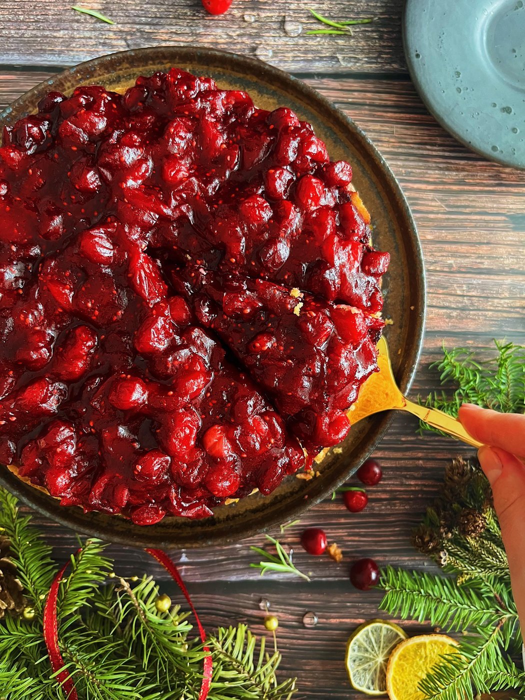 Миндальный пирог с клюквой в розмариновом сиропе