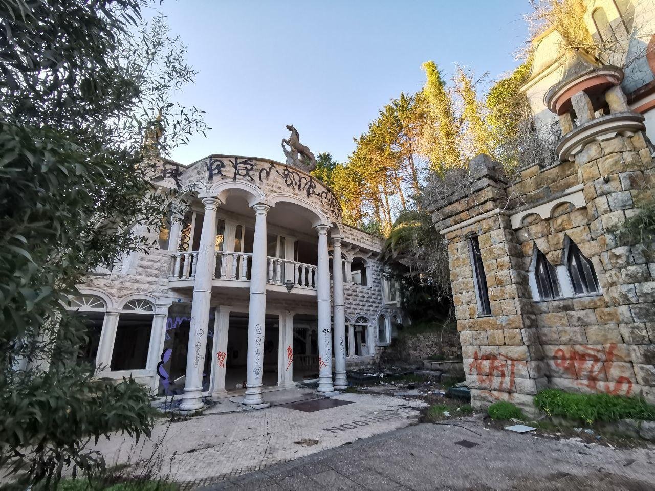 Справа диснеевский замок, а слева – основной семейный замок