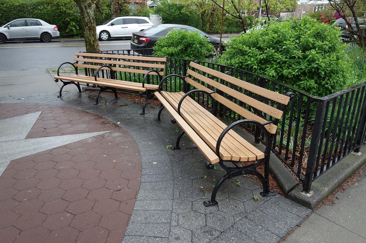 Вместо дерева, в этой скамейке использован переработанный пластик