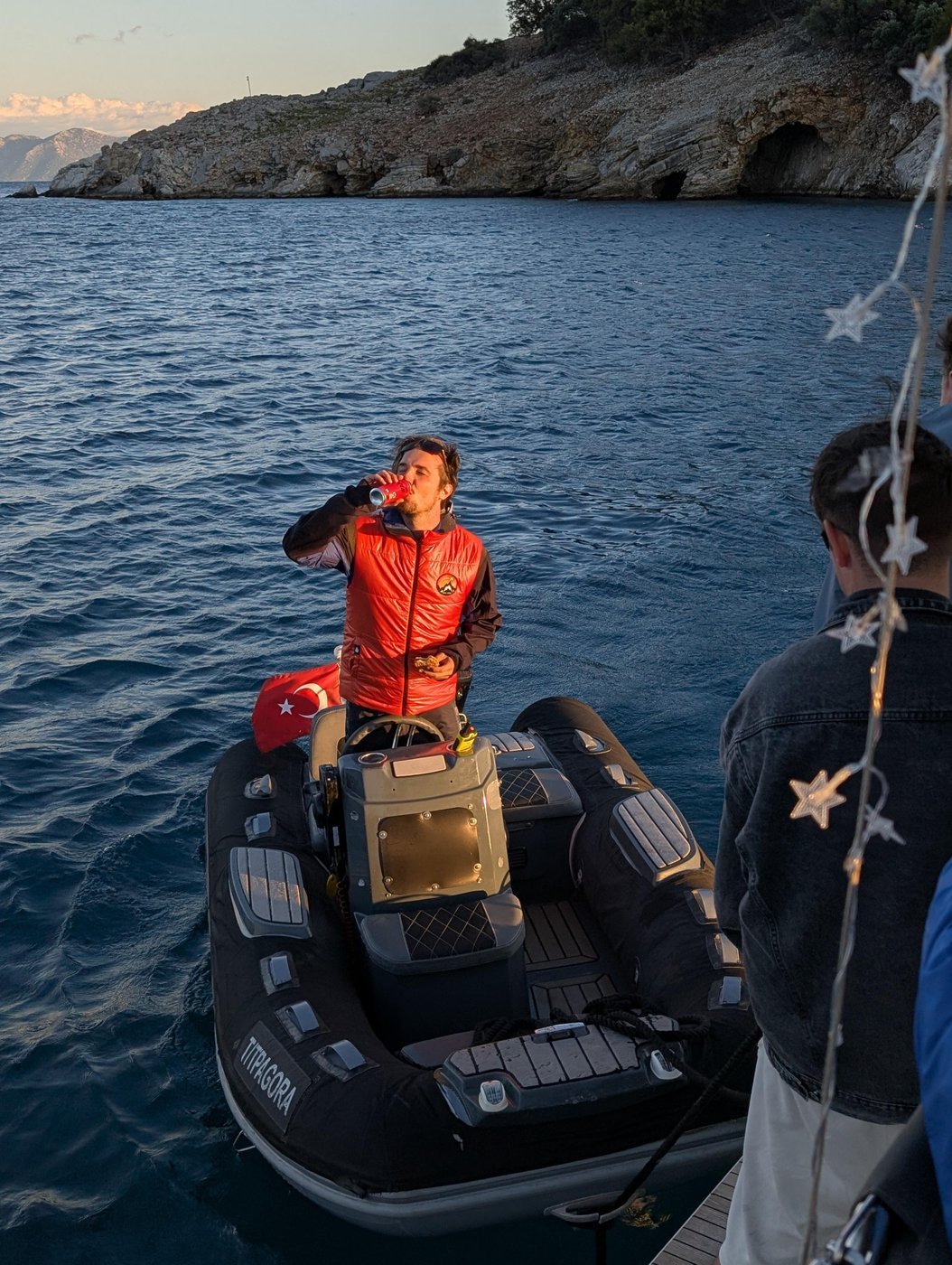 Хоть на лодках тузики были грусные, зато на катамаране у нас чуть ли не отдельная яхта была! Она стала тузик-такси для всех с Петей-водителем