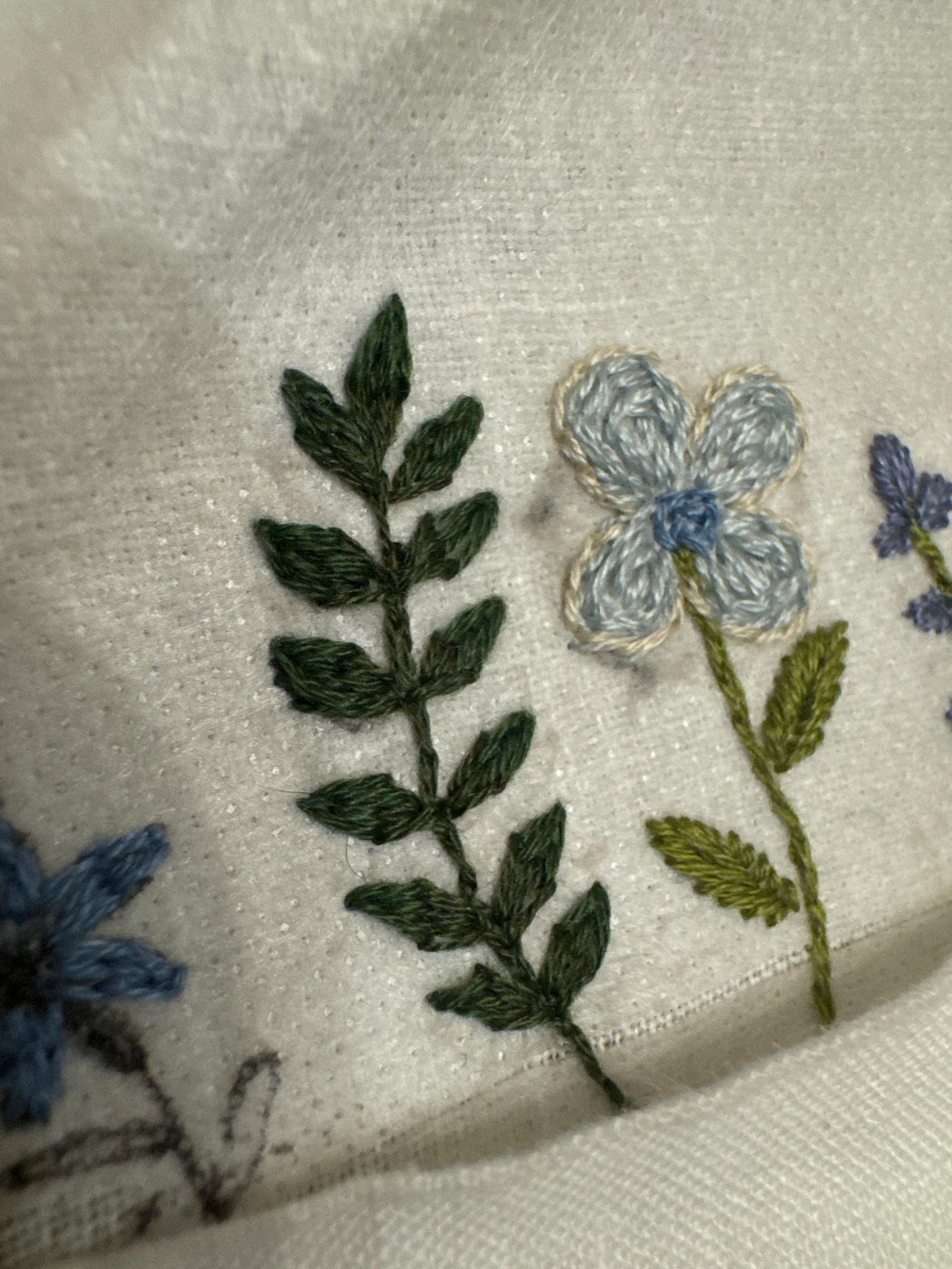 Горжусь всеми зелеными элементами, а вот сам цветочек вышел не очень аккуратно