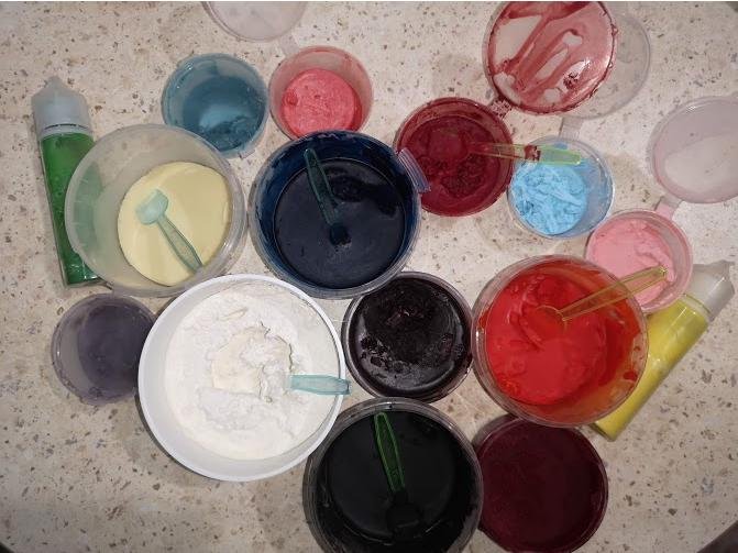 Я намешиваю много основного цвета, и из него потом делаю сопутствующие