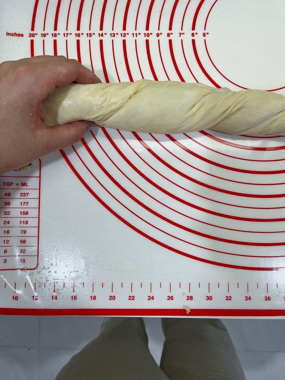 Нежно "скручиваем" рулет, не выпуская ему душу