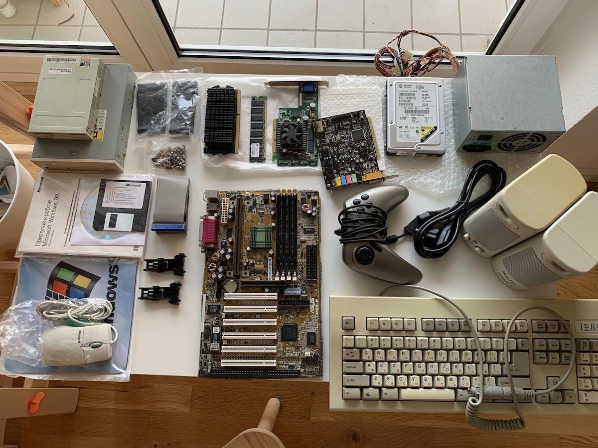 Одним субботним днем я красиво разложил все на столе и начал собирать.